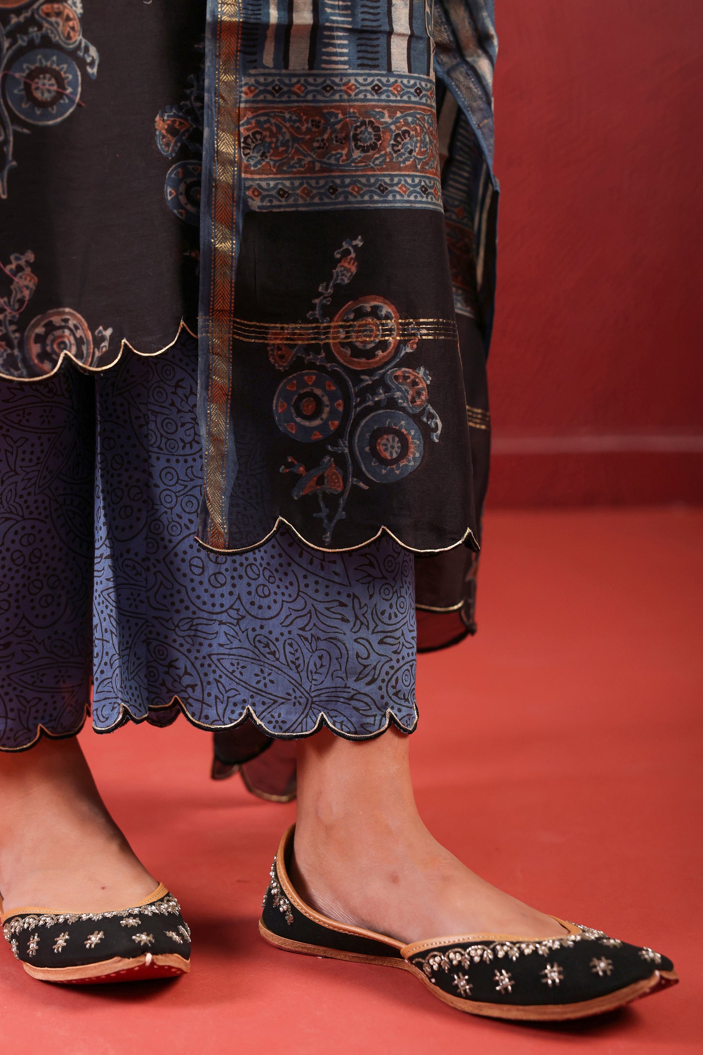 BLACK CHANDARI STRAIGHT LINE KURTA SET