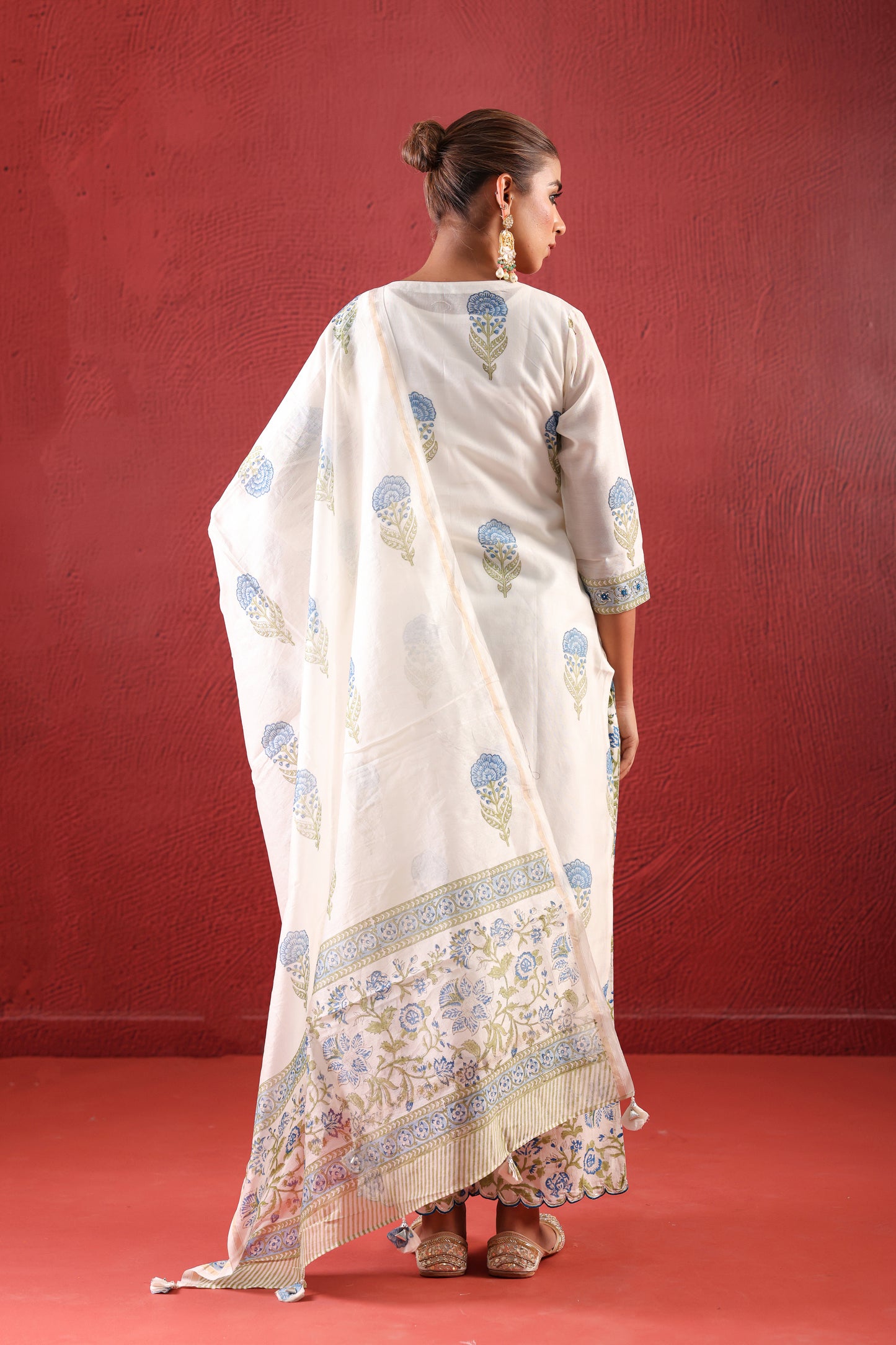 WHITE CHANDERI STRAIGHT LINE SUIT