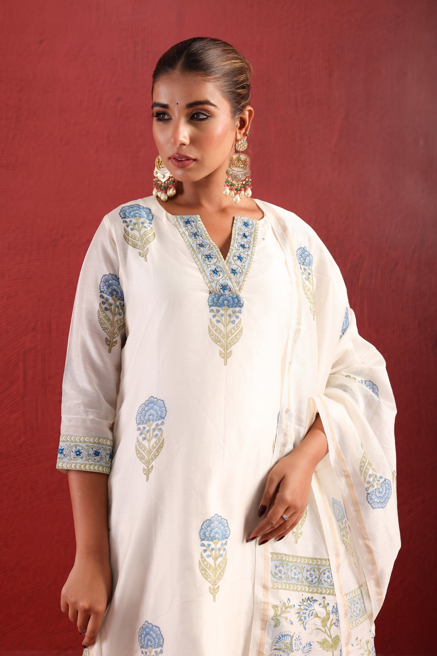 WHITE CHANDERI STRAIGHT LINE SUIT