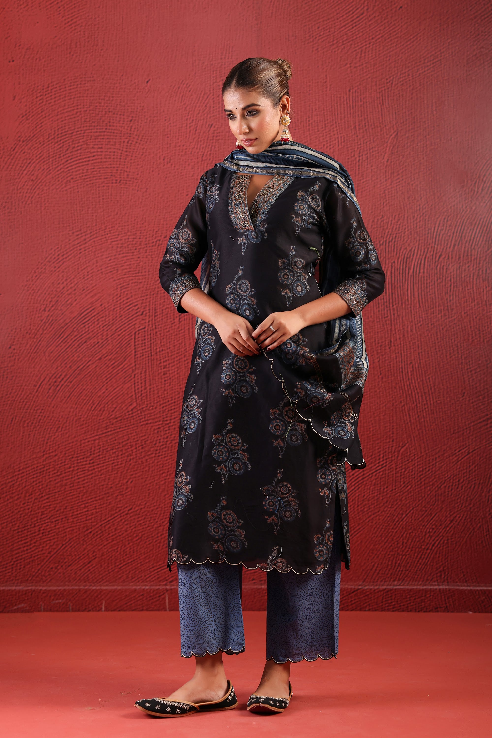 BLACK CHANDARI STRAIGHT LINE KURTA SET