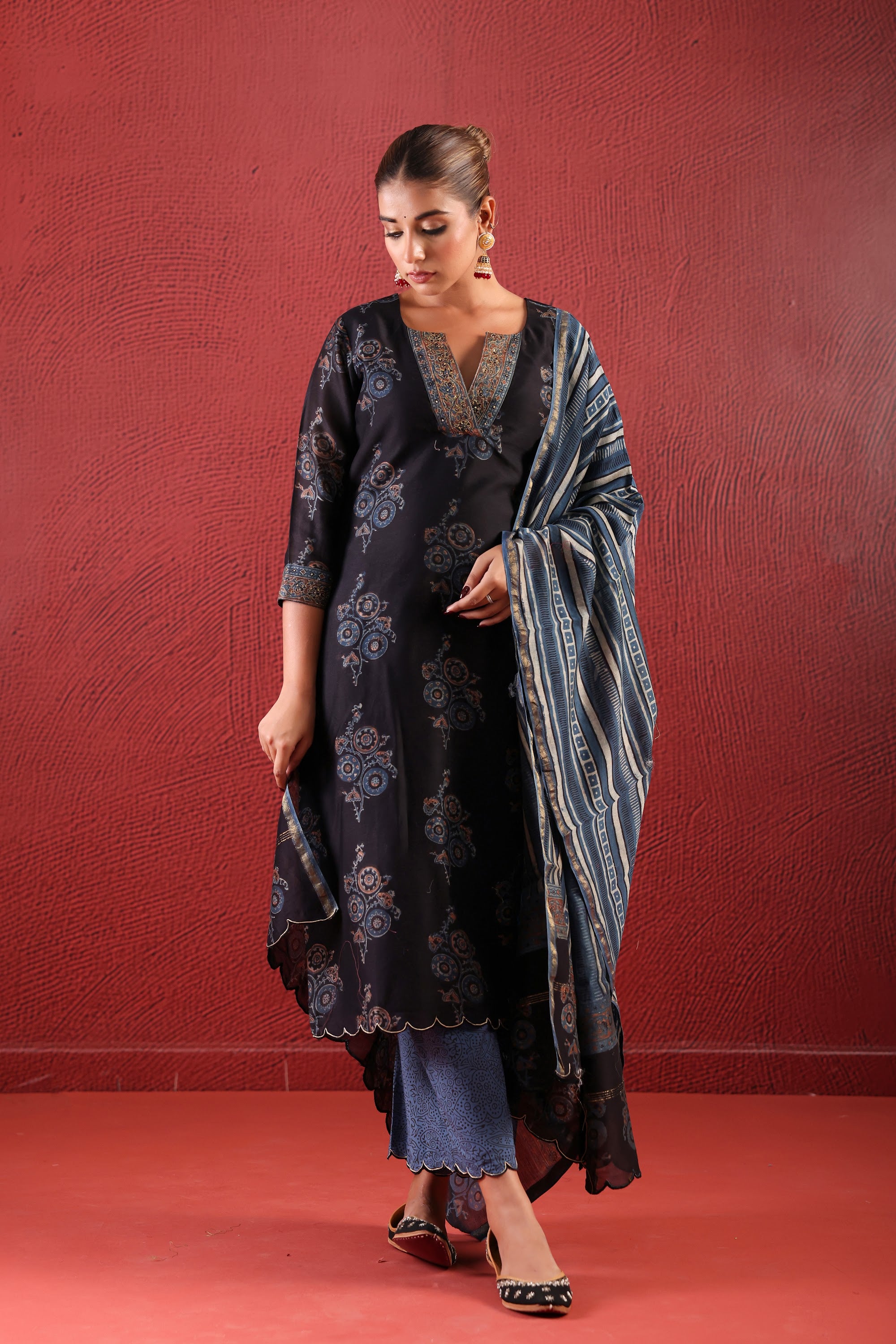 BLACK CHANDARI STRAIGHT LINE KURTA SET