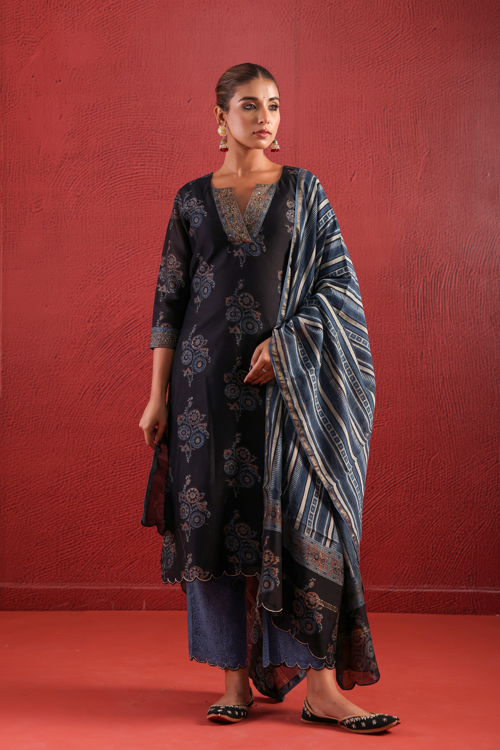 BLACK CHANDARI STRAIGHT LINE KURTA SET