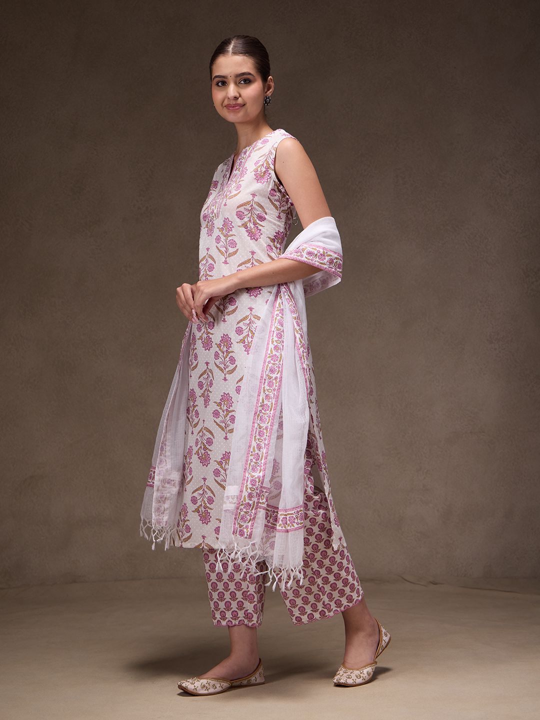 White-Pink Sleeve-Less Suit