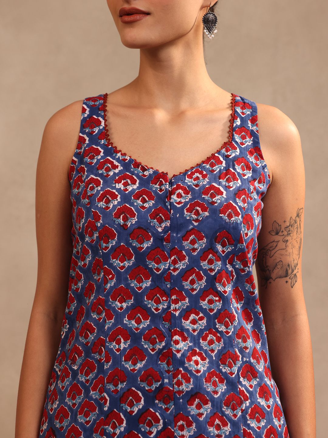 DARK BLUE SLEEVELESS SUIT